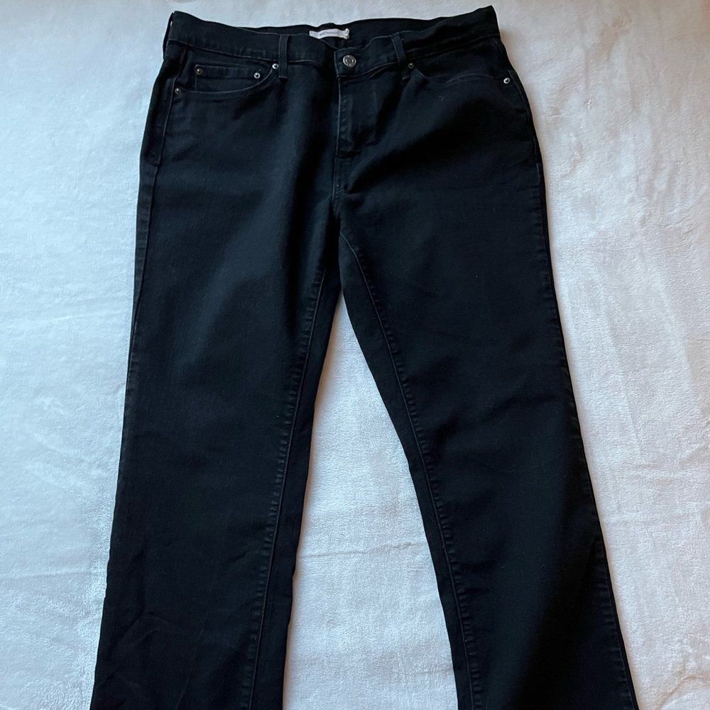 Black Levi’s straight jeans